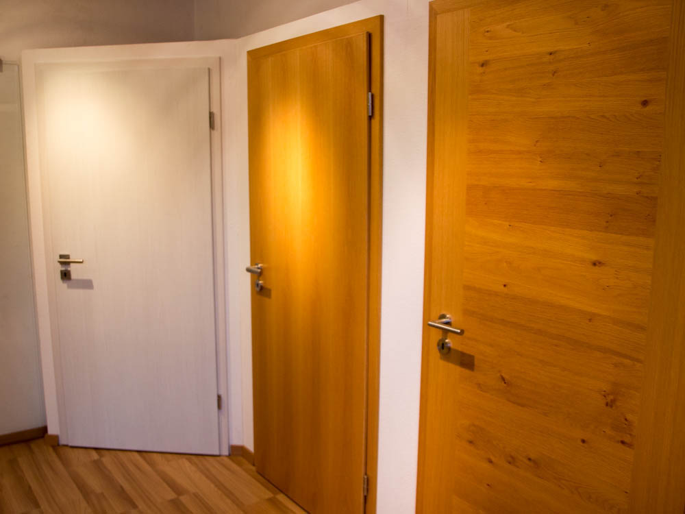 Innentüren Ausstellung mit Holz- und Weißlack-Türen Ausstellung mit Innentüren in Holzoptik und Weißlack bei Altenhoff Türen- und Fenstertechnik in Hagen a.T.W.