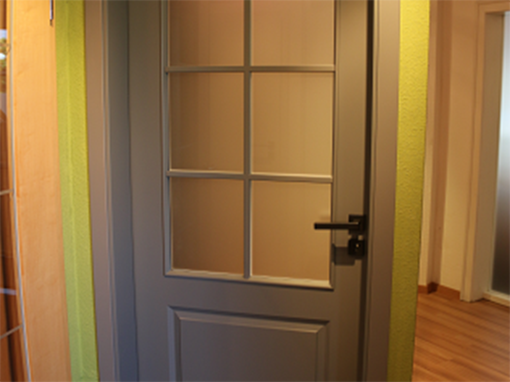 Klassische Innentür mit Glasausschnitt Klassische Innentür mit Glasausschnitt in der Ausstellung von Altenhoff Türen- und Fenstertechnik in Hagen a.T.W.