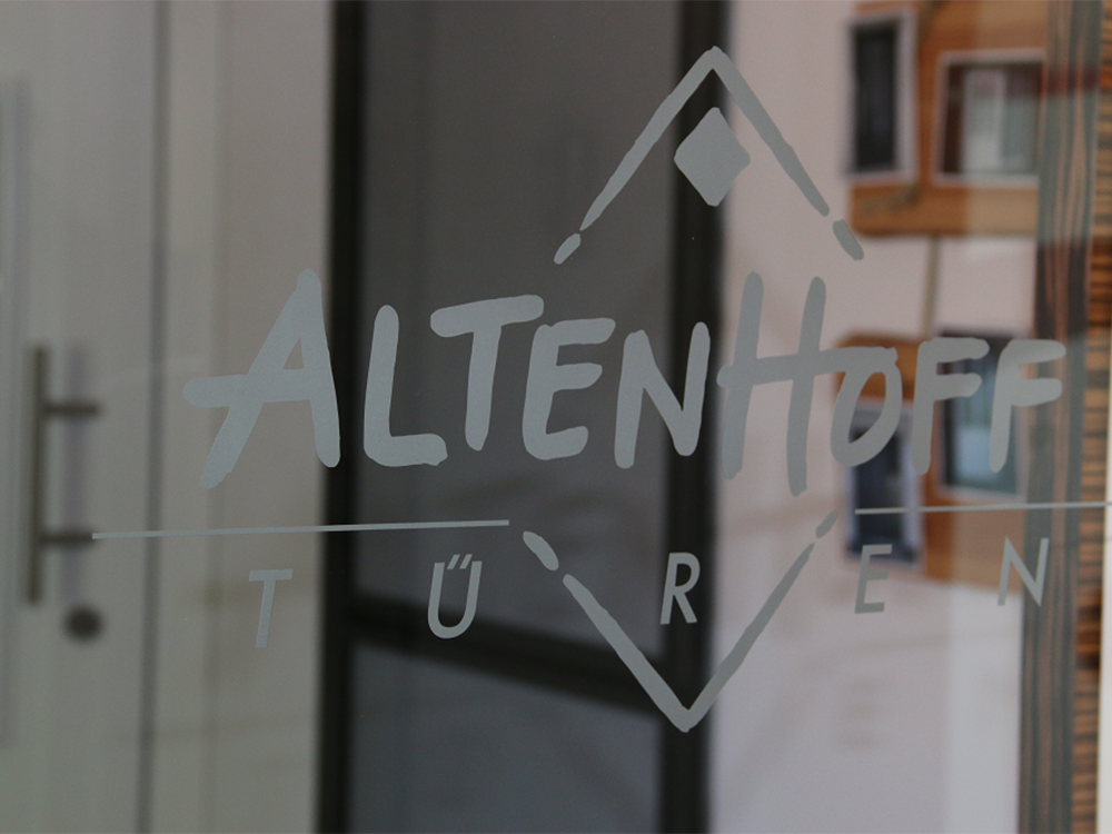 Glastür mit Altenhoff Logo Glastür mit Altenhoff Logo in der Ausstellung von Altenhoff Türen- und Fenstertechnik in Hagen a.T.W.